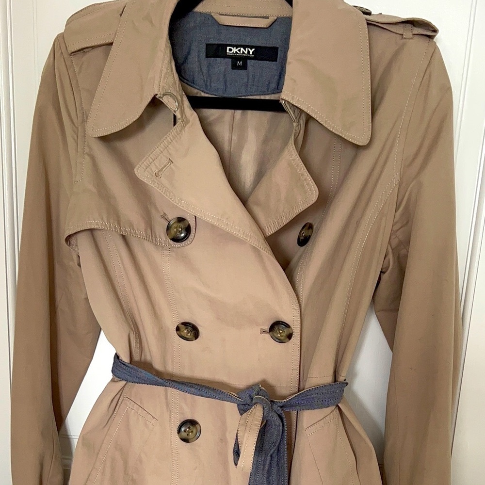 DKNY!! Beige trench rain coat size M!!